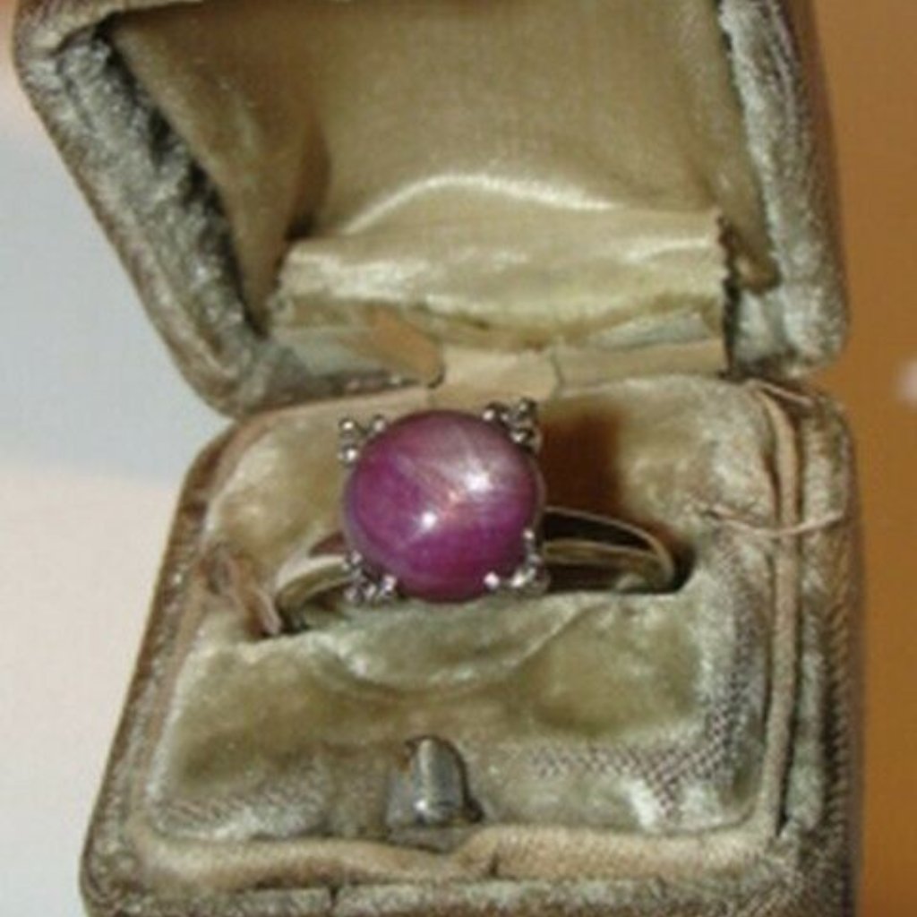 14 Kt White Gold And Cabochon Star Ruby Ring